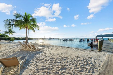House in Islamorada, Village of Islands, Florida 2 bedrooms, 126.81 sq.m. № 1953305 - photo 24
