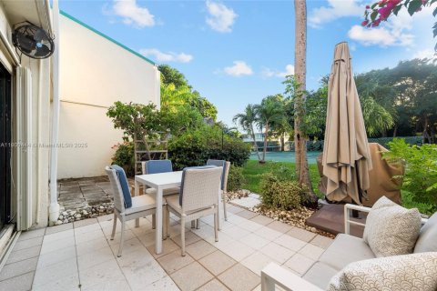 House in Islamorada, Village of Islands, Florida 2 bedrooms, 126.81 sq.m. № 1953305 - photo 6