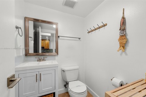 House in Islamorada, Village of Islands, Florida 2 bedrooms, 126.81 sq.m. № 1953305 - photo 14