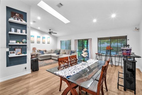 Touwnhouse à vendre à Tamarac, Floride: 2 chambres, 110.93 m2 № 1995934 - photo 6