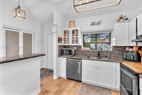 Touwnhouse à vendre à Tamarac, Floride: 2 chambres, 110.93 m2 № 1995934 - photo 4