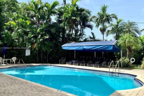 Copropriété à louer à Bay Harbor Islands, Floride: 2 chambres, 95.69 m2 № 2252708 - photo 2