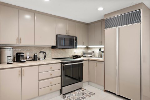 Condo in Surfside, Florida, 2 bedrooms  № 1864256 - photo 16