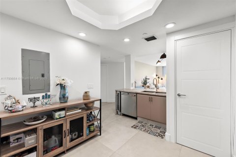 Condo in Surfside, Florida, 2 bedrooms  № 1864256 - photo 17