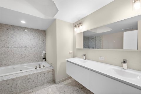Condo in Surfside, Florida, 2 bedrooms  № 1864256 - photo 21
