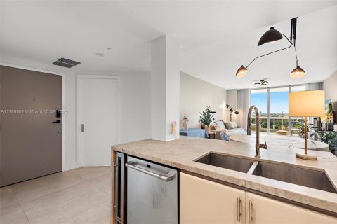 Condo in Surfside, Florida, 2 bedrooms  № 1864256 - photo 14
