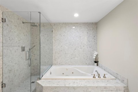 Condo in Surfside, Florida, 2 bedrooms  № 1864256 - photo 23