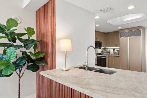 Condo in Surfside, Florida, 2 bedrooms  № 1864256 - photo 13