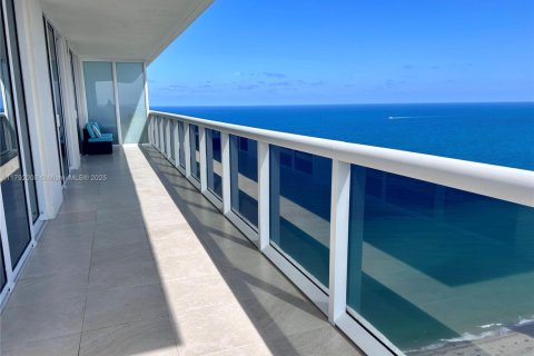 Condominio en alquiler en Hallandale Beach, Florida, 2 dormitorios, 135.45 m2 № 1937691 - foto 23