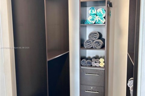 Condominio en alquiler en Hallandale Beach, Florida, 2 dormitorios, 135.45 m2 № 1937691 - foto 17
