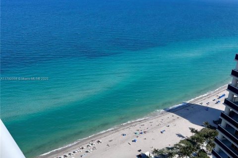 Condominio en alquiler en Hallandale Beach, Florida, 2 dormitorios, 135.45 m2 № 1937691 - foto 11