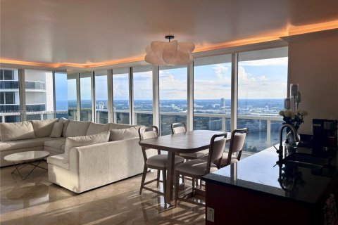 Condominio en alquiler en Hallandale Beach, Florida, 2 dormitorios, 135.45 m2 № 1937691 - foto 1