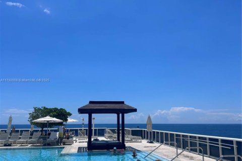 Condominio en alquiler en Hallandale Beach, Florida, 2 dormitorios, 135.45 m2 № 1937691 - foto 22