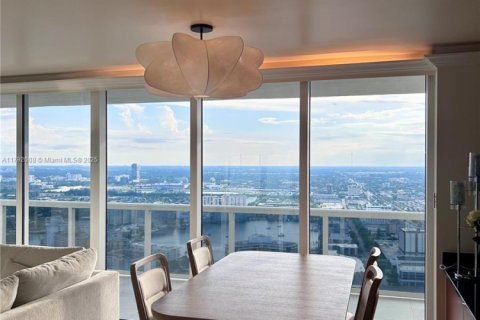 Condominio en alquiler en Hallandale Beach, Florida, 2 dormitorios, 135.45 m2 № 1937691 - foto 2