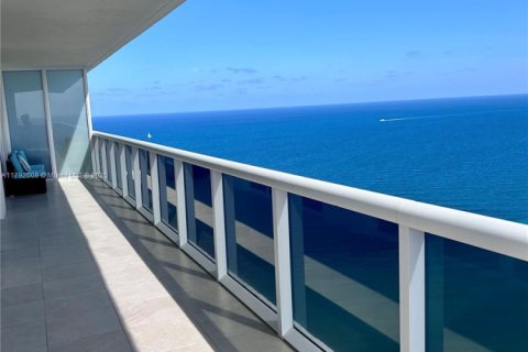 Condominio en alquiler en Hallandale Beach, Florida, 2 dormitorios, 135.45 m2 № 1937691 - foto 9