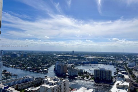 Condominio en alquiler en Hallandale Beach, Florida, 2 dormitorios, 135.45 m2 № 1937691 - foto 24