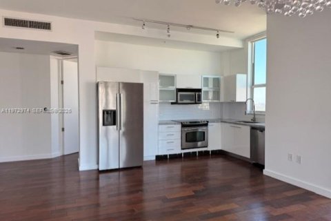 Condominio en Miami, Florida, 1 dormitorio  № 2090431