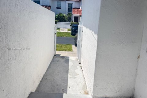 Adosado en venta en Cutler Bay, Florida, 4 dormitorios, 114.18 m2 № 1972170 - foto 4