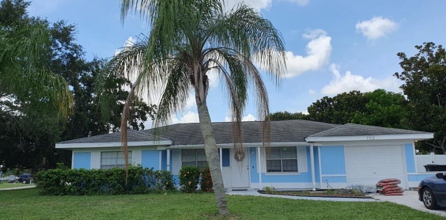 House in Port St. Lucie, Florida 3 bedrooms, 142.42 sq.m. № 2154183