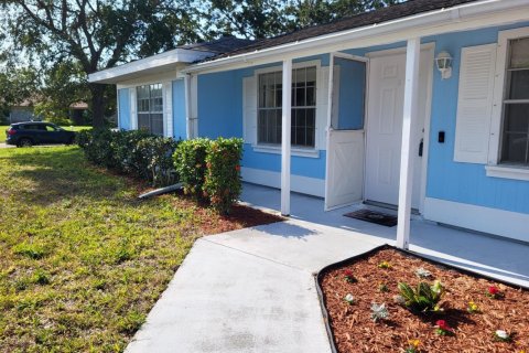 House in Port St. Lucie, Florida 3 bedrooms, 142.42 sq.m. № 2154183 - photo 2