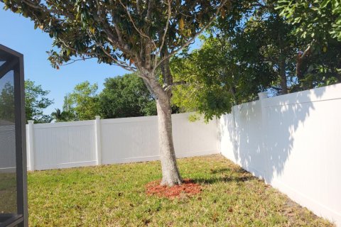 House in Port St. Lucie, Florida 3 bedrooms, 142.42 sq.m. № 2154183 - photo 6