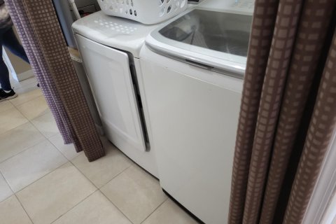 House in Port St. Lucie, Florida 3 bedrooms, 142.42 sq.m. № 2154183 - photo 11