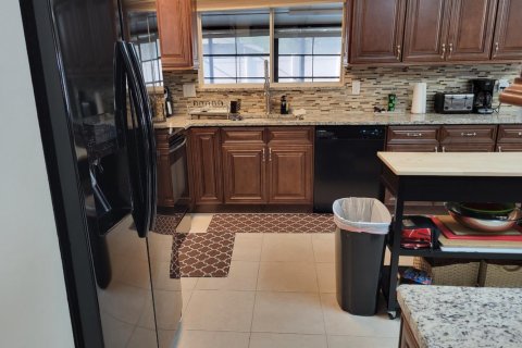 House in Port St. Lucie, Florida 3 bedrooms, 142.42 sq.m. № 2154183 - photo 13
