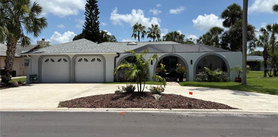 Casa en New Port Richey, Florida 3 dormitorios, 175.12 m2 № 2225719