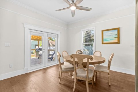 House in Tarpon Springs, Florida 5 bedrooms, 185.8 sq.m. № 2150253 - photo 10