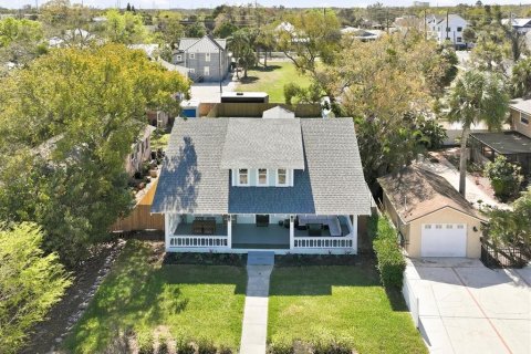 House in Tarpon Springs, Florida 5 bedrooms, 185.8 sq.m. № 2150253