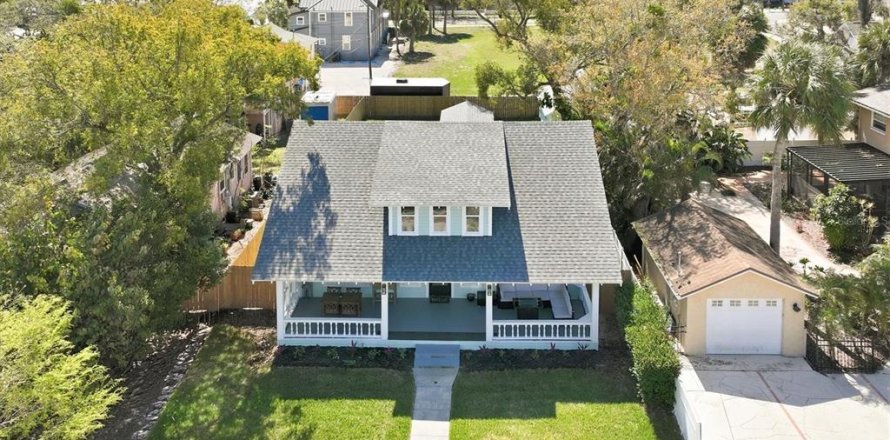 House in Tarpon Springs, Florida 5 bedrooms, 185.8 sq.m. № 2150253