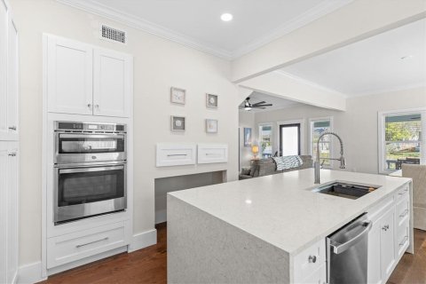 House in Tarpon Springs, Florida 5 bedrooms, 185.8 sq.m. № 2150253 - photo 8