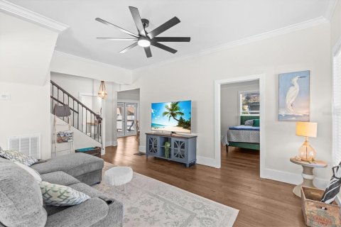 House in Tarpon Springs, Florida 5 bedrooms, 185.8 sq.m. № 2150253 - photo 9