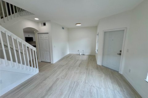 Touwnhouse à louer à Doral, Floride: 3 chambres, 112.41 m2 № 2012077 - photo 7