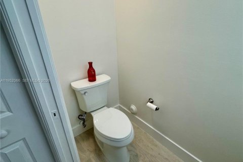 Touwnhouse à louer à Doral, Floride: 3 chambres, 112.41 m2 № 2012077 - photo 6