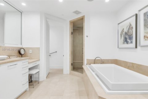 Copropriété à vendre à Bal Harbour, Floride: 2 chambres, 177.72 m2 № 1987526 - photo 16