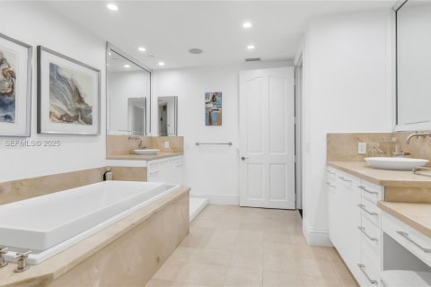 Copropriété à vendre à Bal Harbour, Floride: 2 chambres, 177.72 m2 № 1987526 - photo 18