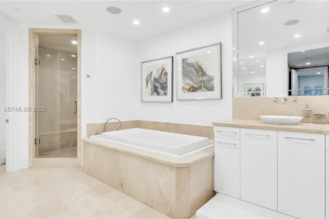 Copropriété à vendre à Bal Harbour, Floride: 2 chambres, 177.72 m2 № 1987526 - photo 17