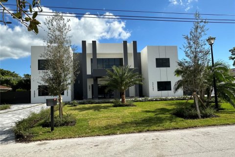 House in Palmetto Bay, Florida 5 bedrooms, 544.13 sq.m. № 1454249 - photo 1