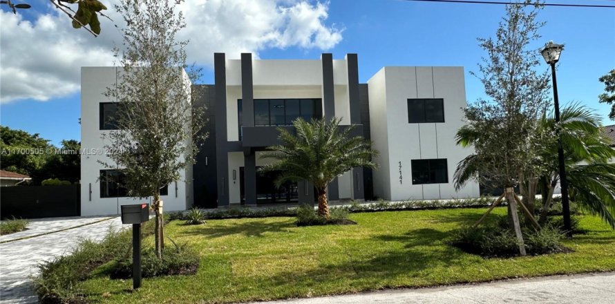 House in Palmetto Bay, Florida 5 bedrooms, 544.13 sq.m. № 1454249