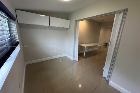 Villa ou maison à louer à Miami Beach, Floride: 3 chambres, 121.89 m2 № 1946392 - photo 9