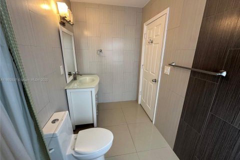 Villa ou maison à louer à Miami Beach, Floride: 3 chambres, 121.89 m2 № 1946392 - photo 17