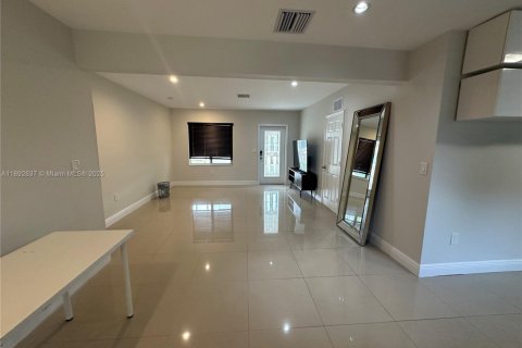Villa ou maison à louer à Miami Beach, Floride: 3 chambres, 121.89 m2 № 1946392 - photo 8