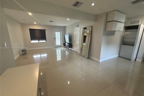 Villa ou maison à louer à Miami Beach, Floride: 3 chambres, 121.89 m2 № 1946392 - photo 4