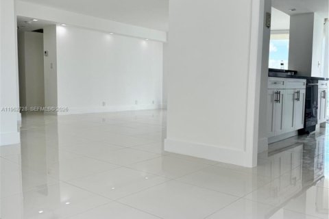 Condo in Miami, Florida, 2 bedrooms  № 2024105 - photo 20