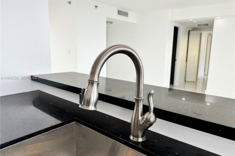 Condo in Miami, Florida, 2 bedrooms  № 2024105 - photo 24