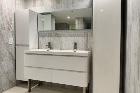 Condo in Miami, Florida, 2 bedrooms  № 2024105 - photo 12