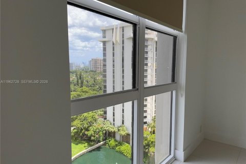 Condo in Miami, Florida, 2 bedrooms  № 2024105 - photo 3