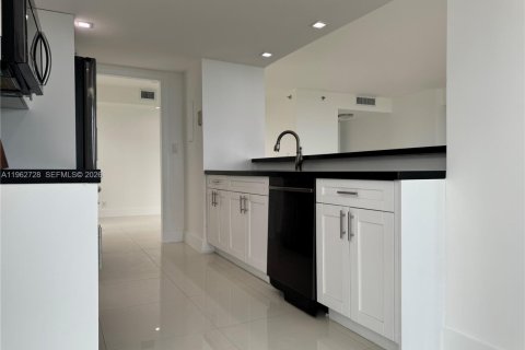 Condo in Miami, Florida, 2 bedrooms  № 2024105 - photo 23