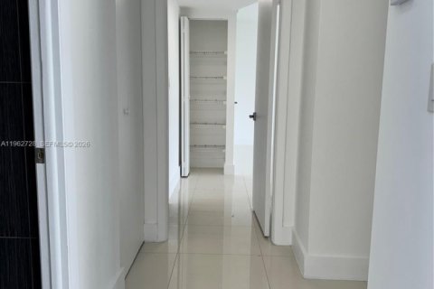 Condo in Miami, Florida, 2 bedrooms  № 2024105 - photo 16